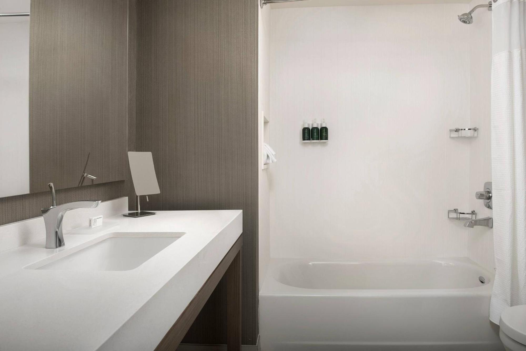 Готель Courtyard Portland East Fairview Екстер'єр фото
